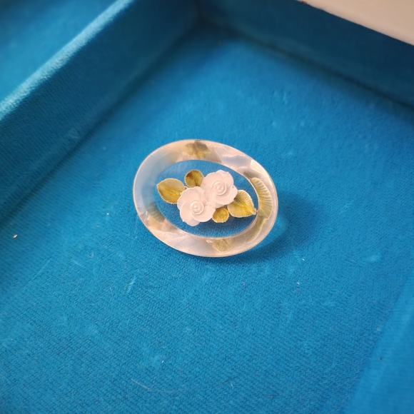 VINTAGE LUCITE BROOCH - Picture 3 of 5